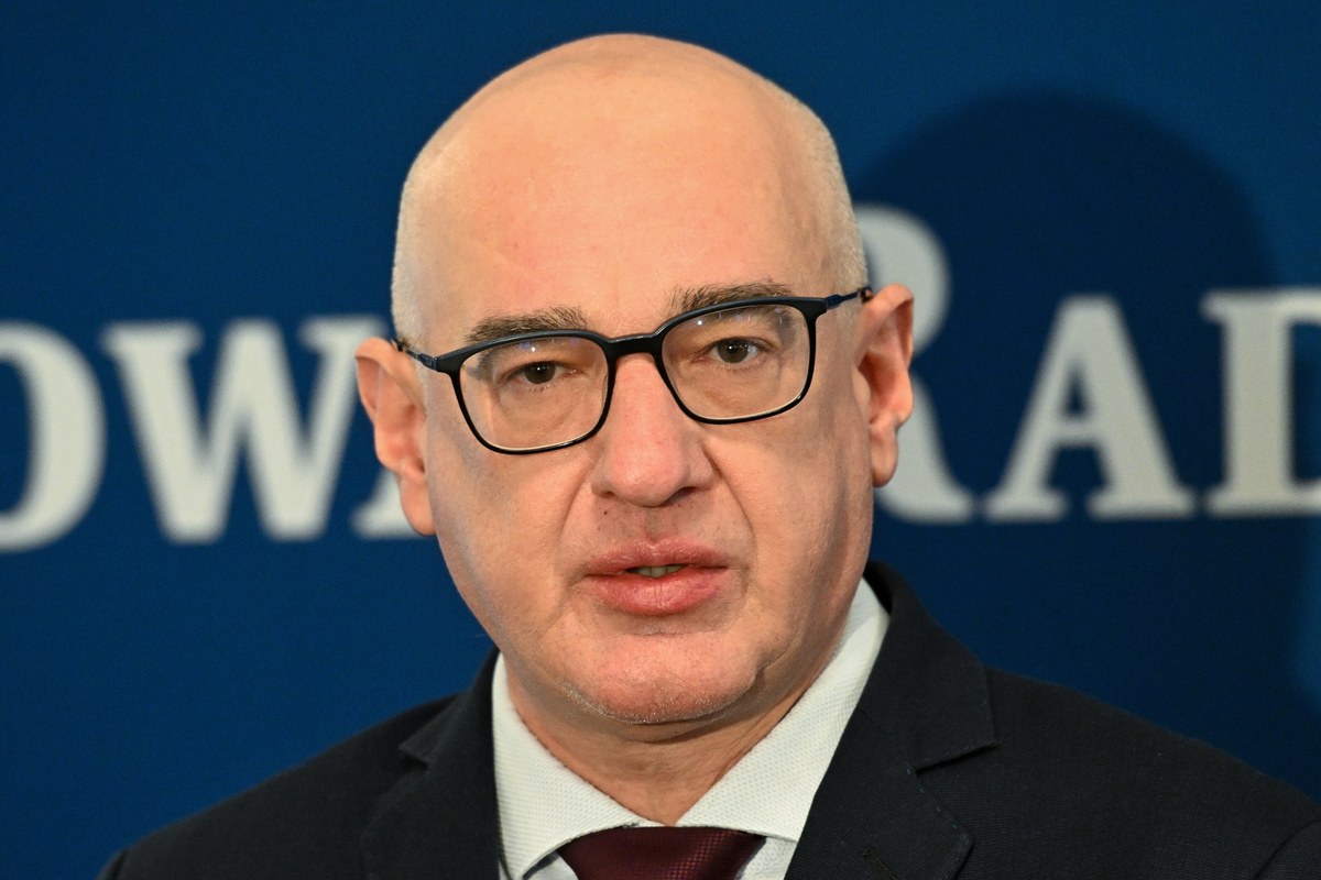 Będzie wniosek do Prokuratora Generalnego o zawieszenie w czynnościach prokuratora Michała Ostrowskiego wraz z obniżeniem mu uposażenia. Złożenie go zapowiedział poseł KO Roman Giertych. Pismo skieruje prezydium zespołu KO ds. rozliczenia PiS. Uzasadnienie - nielegalne wszczynanie prywatnego śledztwa przez Ostrowskiego.