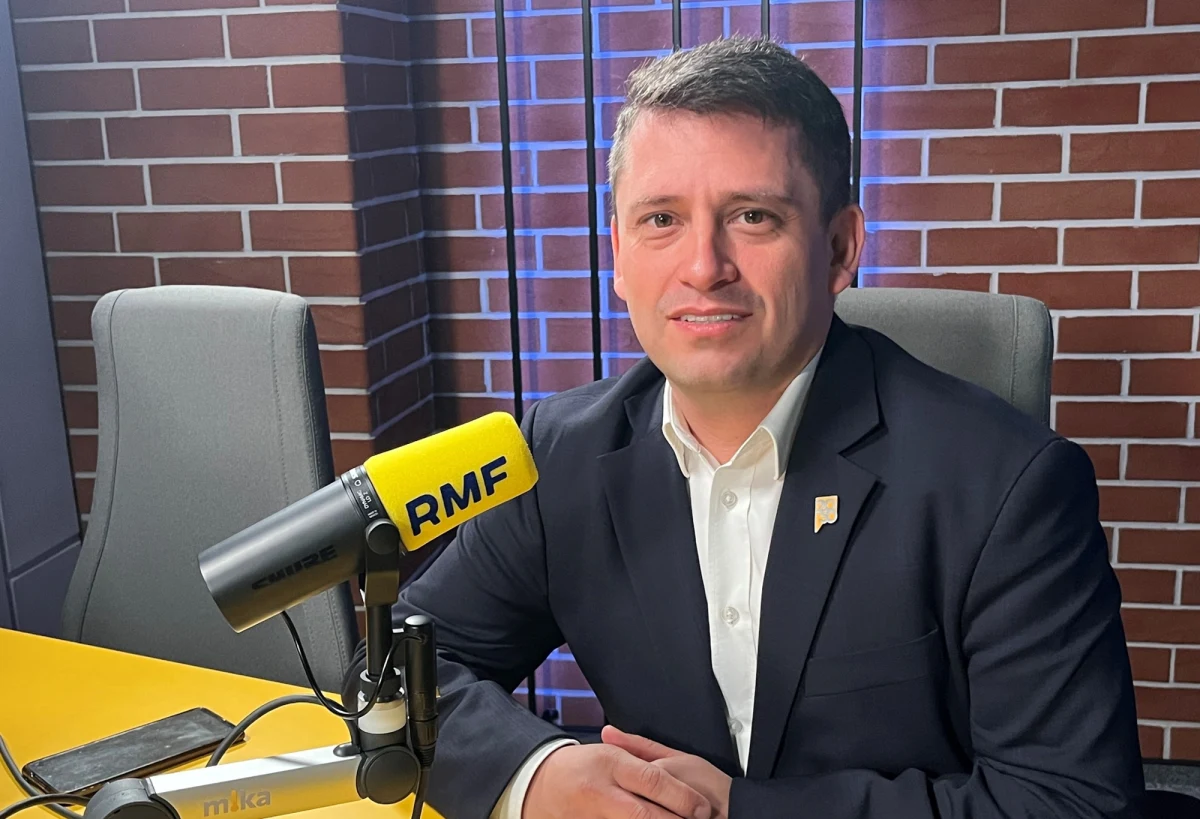 "Modne jest teraz 'skręcanie w prawo', ale diabeł tkwi w szczegółach. Nie może być tak, że terrorysta jest na terytorium Polski i zagraża naszemu bezpieczeństwu, ale nie może być też tak, że straszymy każdego uchodźcę (...). My jako Polska 2050 podkreślamy, bardzo często podkreślamy, że dla nas ważne jest bezpieczeństwo, ale nie można zapominać o człowieczeństwie" - powiedział Paweł Śliz z Polski 2050, przewodniczący sejmowej komisji ds. Sprawiedliwości i Praw Człowieka, który był sobotnim Gościem Krzysztofa Ziemca w RMF FM, komentując zapowiedź Donalda Tuska o deportacjach dla tych imigrantów, którzy naruszą polskie prawo. 