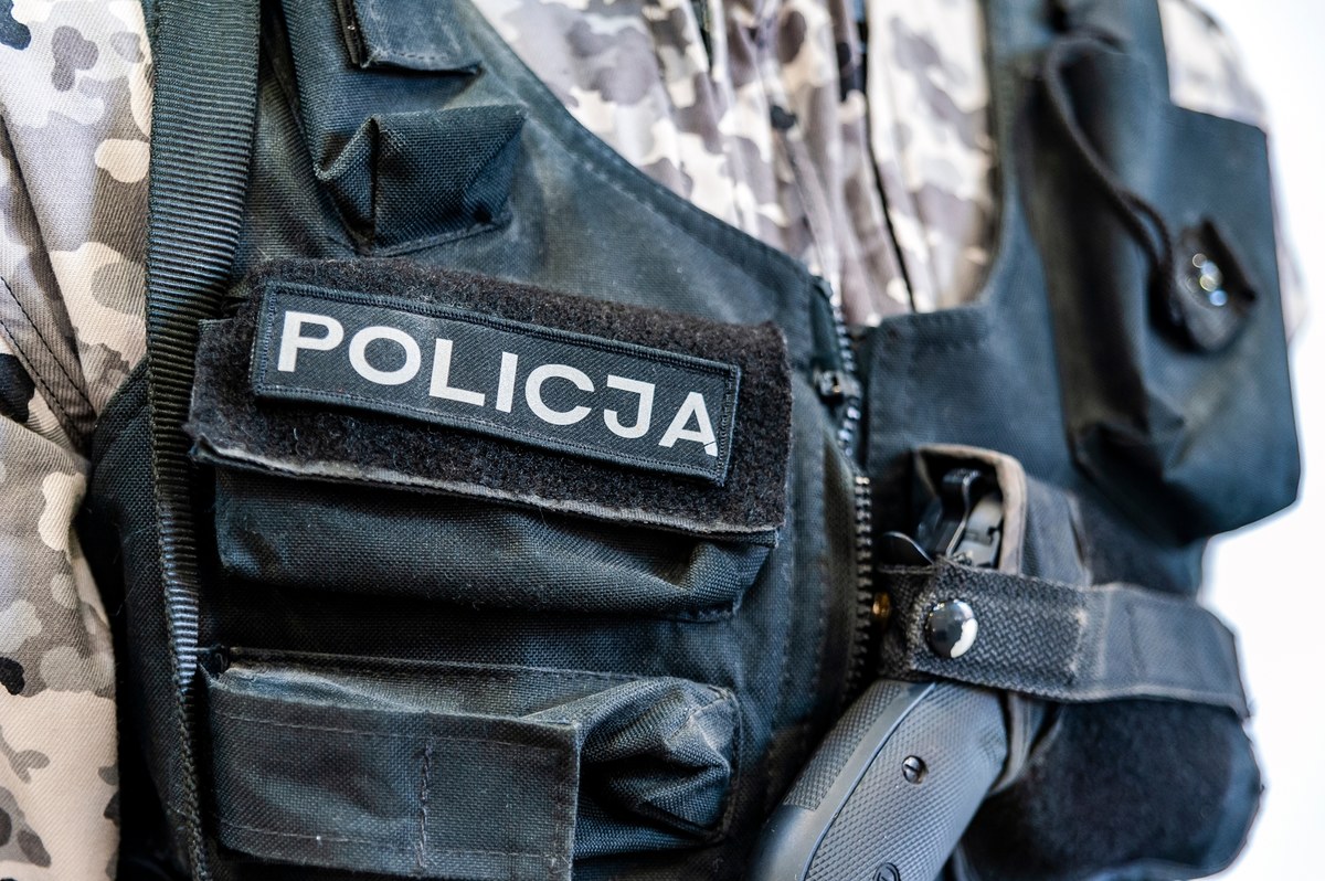 Stołeczna policja ujawnia więcej szczegółów nt. wczorajszej interwencji w powiecie wołomińskim. Padły podczas niej strzały. Okazuje się, że doszło do tego, gdy funkcjonariusze próbowali zatrzymać trzech mężczyzn podejrzewanych o oszustwa metodą "na policjanta".