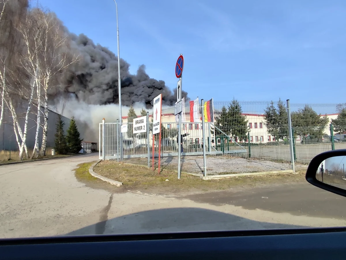 Strażacy opanowali pożar hali produkcyjno-magazynowej w Cigacicach w województwie lubuskim. Zapalił się tam zbiornik z olejem grzewczym. Jedna osoba została ranna.