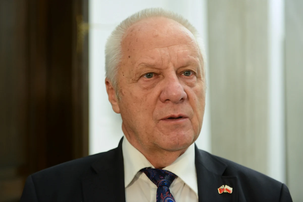 9 lat - po tak długiej przerwie do Platformy Obywatelskiej powrócił były wicemarszałek Sejmu i działacz opozycji demokratycznej Stefan Niesiołowski. Razem z byłym wiceministrem skarbu Józefem Woźniakowskim wstąpił do nowo utworzonego koła PO Łódź Centrum kierowanego przez radną łódzkiego sejmiku Hannę Gill-Piątek.