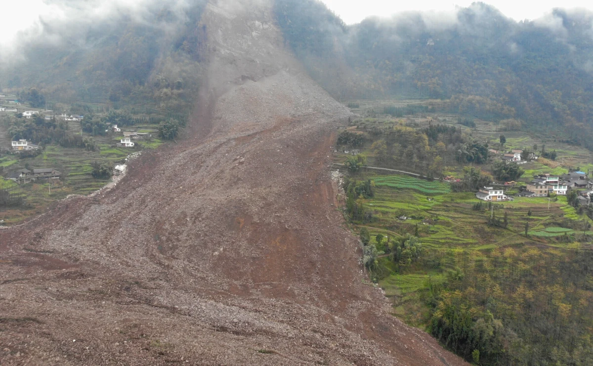 10 domów zostało zasypanych przez osuwisko, które zeszło na jedną z wiosek w chińskiej prowincji Syczuan. Co najmniej 30 osób uważa się za zaginione.