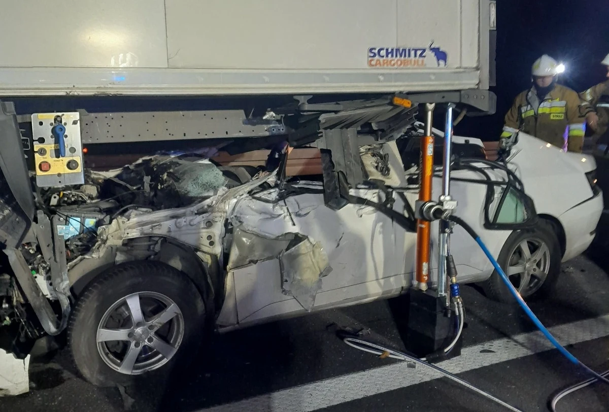 Ranny został kierowca skody, która dosłownie wbiła się pod naczepię tira na autostradzie A2 na wysokości miejscowości Wyszyna w Wielkopolsce. Mężczyzna był zakleszczony w samochodzie. Patrząc na zdjęcia z wypadku i biorąc pod uwagę fakt, że dach auta został ścięty, kierowca może mówić o wielkim szczęściu, że przeżył.