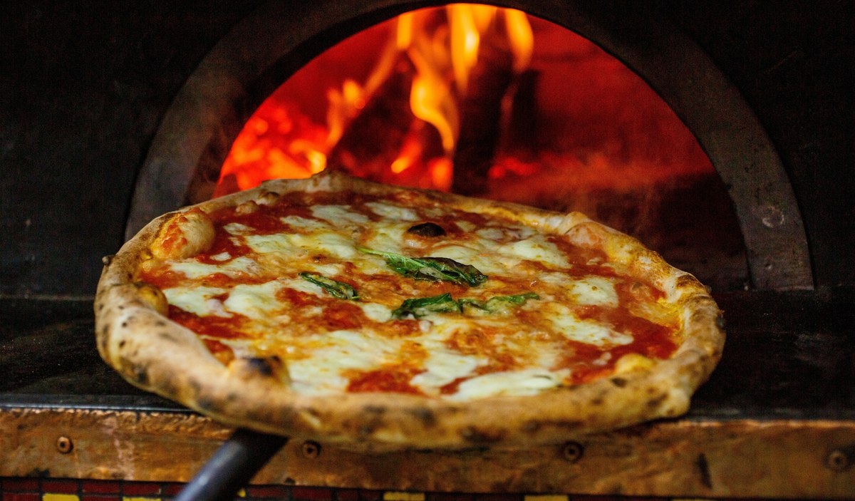 Polska pizzeria z Pabianic (woj. łódzkie) została najlepszą pizzerią neapolitańską świata w rankingu właścicieli podobnych lokali na wszystkich kontynentach. Polski lokal wybrało ok. 1100 specjalistów od pizzy, zrzeszonych w stowarzyszeniu AVPN (L’Associazione Verace Pizza Napoletana). 
