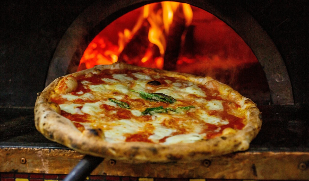 Polska pizzeria z Pabianic (woj. łódzkie) została najlepszą pizzerią neapolitańską świata w rankingu właścicieli podobnych lokali na wszystkich kontynentach. Polski lokal wybrało ok. 1100 specjalistów od pizzy, zrzeszonych w stowarzyszeniu AVPN (L’Associazione Verace Pizza Napoletana). 