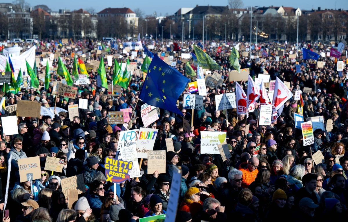 Ok. 250 tys. osób protestowało w sobotę po południu w niemieckim Monachium, stolicy Bawarii, przeciwko prawicowemu ekstremizmowi. Demonstranci zgromadzili się na błoniach Theresienwiese, gdzie co roku odbywa się słynny festiwal piwa Oktoberfest.