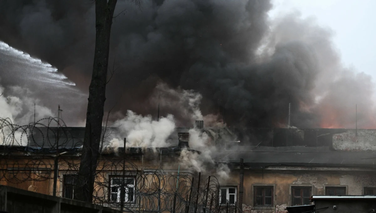 Co najmniej 5 osób zostało rannych w wyniku pożaru, jaki w sobotnie popołudnie wybuchł na terenie dawnej elektrowni w Moskwie. Ogień - ze względu na drewniane podłogi - bardzo szybko się rozprzestrzeniał.