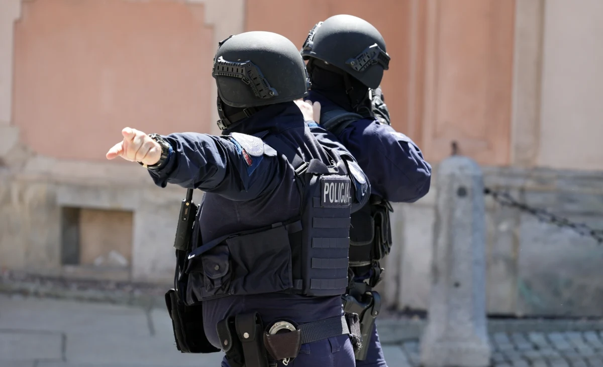 Akcja policyjnych kontrterrorystów w centrum Olsztyna. W jednym z budynków na starówce zabarykadował się mężczyzna z bronią gazową. Został zatrzymany. Podczas akcji padł strzał. Na szczęście nikomu nic się nie stało.