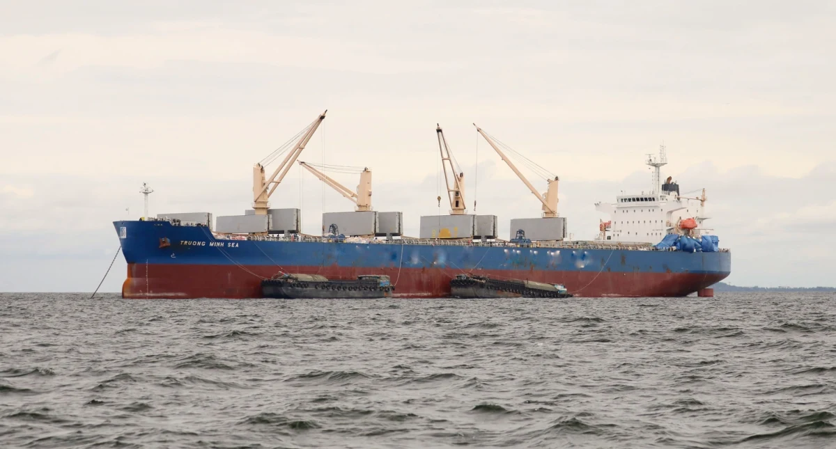 Rosyjska flota składająca się z dwóch załadowanych sprzętem wojskowym kontenerowców Sparta i Sparta II oraz eskortujących je okrętów była widziana na Morzu Śródziemnym. W tych samych miejscach miał pojawić się amerykański okręt podwodny z napędem atomowym. Najprawdopodobniej chodzi o USS Indiana. To nie pierwszy raz, gdy systemy zidentyfikowały w tych okolicach rosyjskie jednostki wywożące broń, m.in. system rakietowy. 