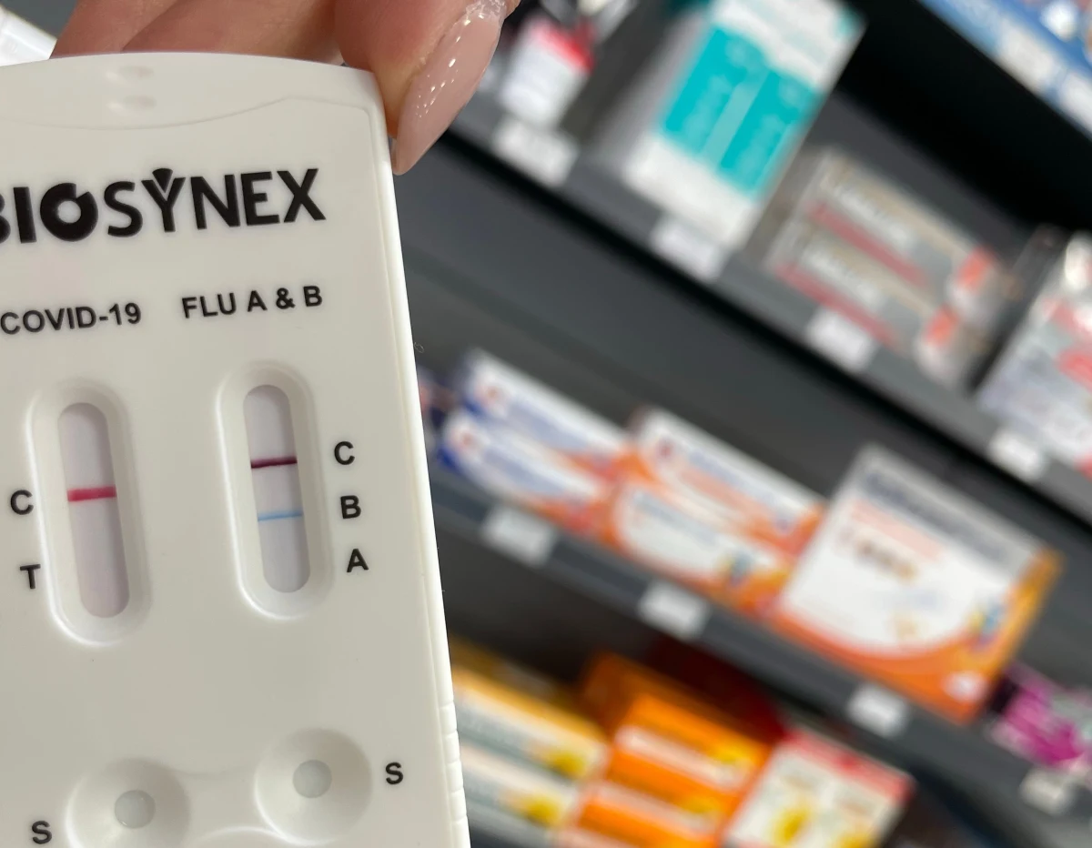 Gwałtownie rośnie liczba sprzedawanych testów, które wykrywają infekcje. Jak ustalił dziennikarz RMF FM - jednego dnia apteki w całej Polsce sprzedają teraz średnio ponad pięćdziesiąt tysięcy takich testów. Dla porównania: w listopadzie było ich pięć razy mniej, a w styczniu o jedną trzecią mniej. Specjaliści komentują, że w tej chwili mamy szczyt sezonu infekcyjnego.