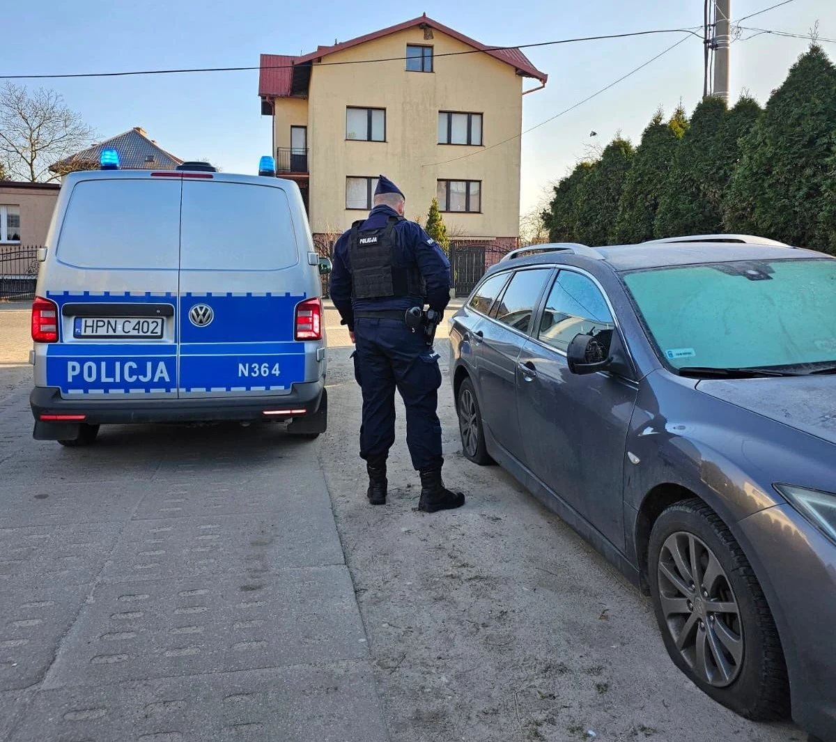 40 samochodów w nocy z soboty na niedzielę uszkodził 17-latek w Rumi w Pomorskiem. Został zatrzymany przez świadka tego zdarzenia. Na razie nie wiadomo, jakie były motywy jego działania.