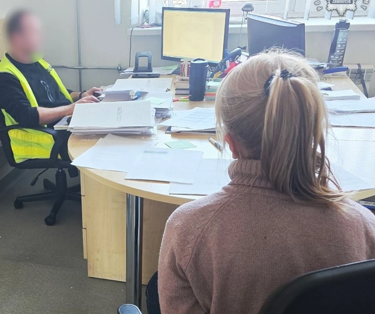 Policjanci z Zawiercia (Śląskie) zatrzymali na gorącym uczynku 40-latkę, która młotkiem rozbijała szyby w autobusie. Kilka dni wcześniej kobieta miała dwukrotnie potrącić na parkingu pieszego. Grozi jej więzienie oraz grzywna.