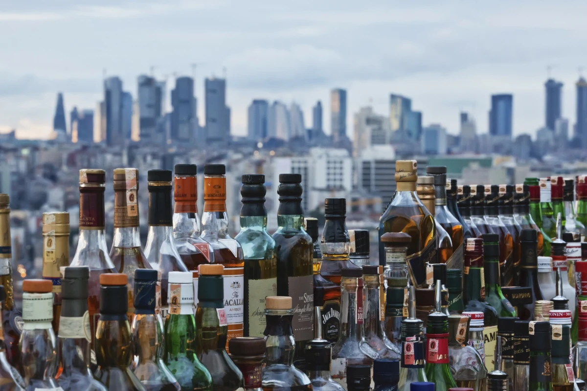 Zatrucie alkoholowe w Turcji. Od połowy stycznia zmarło w tym kraju ponad sto osób, które wcześniej piły podrobiony alkohol. Jak informują tureckie media, z tego powodu ponad 200 osób trafiło też do szpitala. 