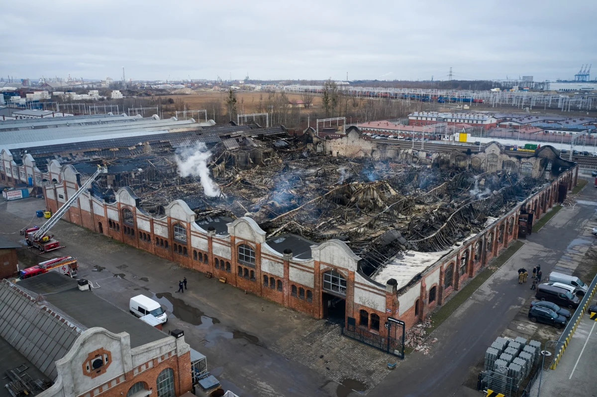 Służby wciąż pracują na terenie dawnych Zakładów Naprawczych Taboru Kolejowego w Gdańsku. Pożar hali wybuchł tam w środę po południu. Walka z ogniem trwała blisko 30 godzin, a brało w niej udział niemal 300 strażaków. 