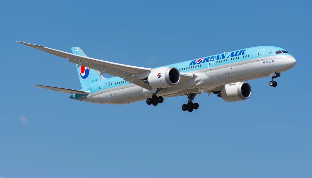 Odpowiednio dużo miejsca na nogi w samolocie to bardzo ważna rzecz. Ogólnie rzecz biorąc, komfort pasażerów to kluczowa sprawa i na tej też podstawie wybrano najlepszą tegoroczną linię lotniczą świata. W 2025 r. triumfował południowokoreański przewoźnik Korean Air, pokonując ubiegłorocznego zwycięzcę Qatar Airways.