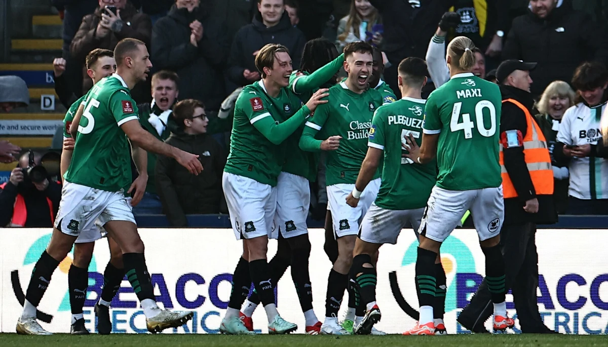 Tego chyba nikt się nie spodziewał. Piłkarze drugoligowego Plymouth Argyle pokonali u siebie Liverpool 1:0 i wyrzucili lidera Premier League za burtę Pucharu Anglii. Cały mecz w składzie gospodarzy rozegrał Tymoteusz Puchacz.