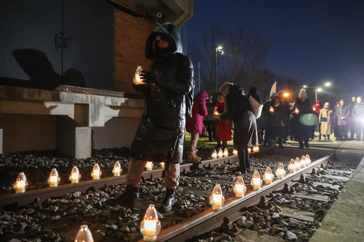 Na torach kolejowych przy Muzeum Pamięci Sybiru w Białymstoku postawiono w niedzielny wieczór zapalone znicze. W ten sposób uczczono pamięć ofiar masowych deportacji Polaków przez sowietów na Sybir z 1940 r. Pierwsza wywózka miała miejsce 85 lat temu, w nocy z 9 na 10 lutego.