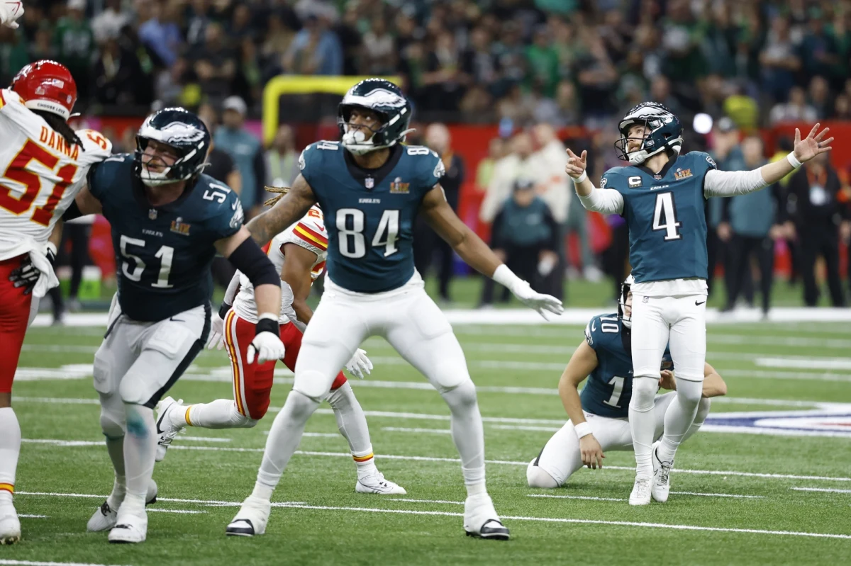 Zespół Philadelphia Eagles po raz drugi w historii został mistrzem ligi futbolu amerykańskiego NFL. W niedzielnym Super Bowl na stadionie w Nowym Orleanie pokonał najlepszą w dwóch poprzednich sezonach ekipę Kansas City Chiefs 40:22.