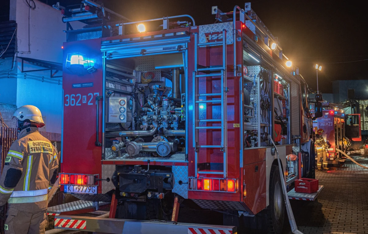 Dwie osoby zginęły w pożarze kamienicy w Gnieźnie (Wielkopolskie). Do tragedii doszło w niedzielę późnym wieczorem.