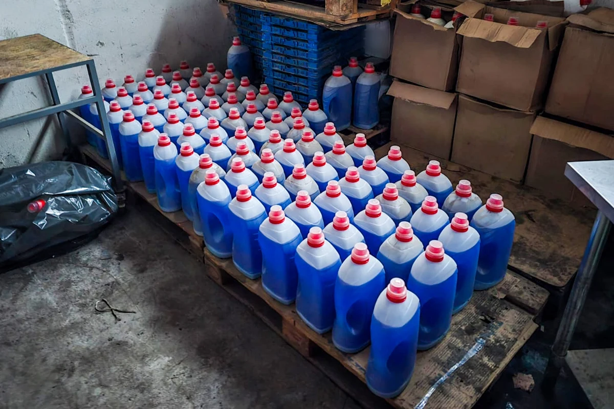 Służby rozbiły zorganizowaną grupę przestępczą, która nielegalnie produkowała detergenty w Łódzkiem. 5 osób zostało zatrzymanych. Zysk osiągnięty z nielegalnego procederu śledczy oszacowali na około 1 mln złotych.