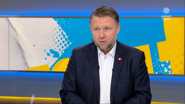 - Cała Europa idzie śladami Donalda Tuska - uważa Marcin Kierwiński, pełnomocnik rządu ds. odbudowy obszarów dotkniętych powodzią. Zdaniem polityka strategia szefa rządu dotycząca uszczelniania granic "przyjmowana jest w całej Europie". - Dobrze, że inne kraje nas słuchają - stwierdził w "Graffiti". Kierwiński "wstydem" nazwał też twierdzenia posłów PiS o przygotowaniach do przyjmowania migrantów. - Panowie z PiS mają z tym problem. Byli silni w gębie, mówili jacy będą twardzi, a wpuszczali tysiące migrantów do Polski. Wszyscy pamiętamy aferę wizową. Dziś starają się przykryć swoją nieudolność - ocenił w poniedziałkowym "Graffiti" Marcin Kierwiński. Polityk pytany był o zapowiedzi Donalda Tuska dotyczące deportacji migrantów i uszczelniania polskich granic, a także krytyczne komentarze, które pojawiają się w tej kwestii ze strony polityków opozycji. Deportacja migrantów. Marcin Kierwiński: Dobrze, że inne kraje nas słuchają Zdaniem Kierwińskiego "to Donald Tusk, jako pierwszy z europejskich liderów powiedział, że nasze granice muszą być chronione". - Zainicjował wzmocnienie zapory na granicy, budowę Tarczy Wschód, powiedział, że Europa musi się obudzić - wymieniał pełnomocnik rządu ds. odbudowy obszarów dotkniętych powodzią. - Jeśli inne kraje idą tym tropem, to bardzo dobrze. To znaczy, że polski głos jest słyszany, a Polska zaczyna odgrywać w Unii Europejskiej to miejsce, które powinna odgrywać. Dobrze, że inne kraje nas słuchają - podkreślał Kierwiński. Marcin Fijołek nawiązał do incydentów na granicy z Niemcami i przewożenia przez niemiecką policję migrantów do Polski. - Pewnie takie incydentalne sytuacje będą się zdarzały, ale była bardzo twarda reakcja i Donalda Tuska, i ministra Tomasza Siemoniaka. To pokazuje wszystko. My będziemy inwestować we własne bezpieczeństwo - stwierdził polityk. Jak podkreślał, "nie mówimy tu o matkach z dziećmi". - To zorganizowany proces przerzucania ludzi na granice Unii Europejskiej i UE musi twardo powiedzieć: nie, nie godzimy 