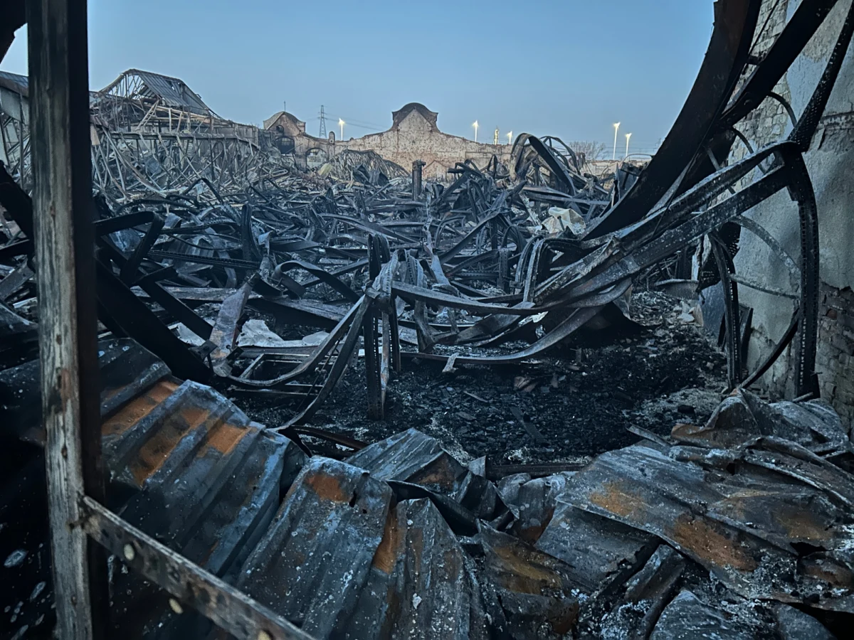 "Płakać się chce. Nic nie zostało po hali, nic nie zostało. Tak, jak widać, to jedne wielkie zgliszcza. Temperatura była ogromna" - mówi RMF FM Łukasz Prusakowski, przedsiębiorca, który prowadził swój biznes w hali na Przeróbce w Gdańsku. Hala spłonęła w środę. Prokuratura wstępnie oszacowała straty na 13 mln złotych. Gaszenie pożaru trwało 30 godzin. "Za parę dni rodzi mi się syn. Moja żona jest w bardzo zaawansowanej ciąży, tak że to, co na pewno chciałbym powiedzieć, to: synku, tatuś to ogarnie" - mówi RMF FM Kamil Zalewski, prowadzący w hali rozgrywki sportowe.