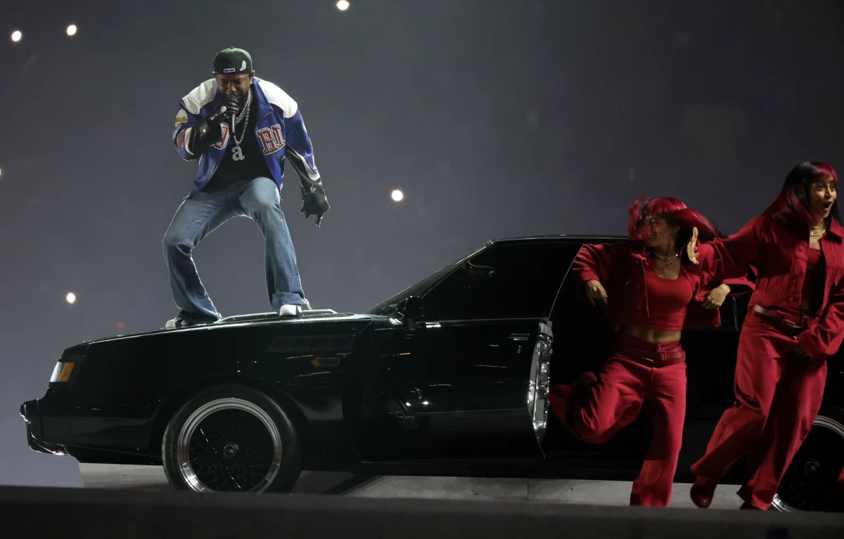 Wybuczana Taylor Swift, przybycie Donalda Trumpa z córką Ivanką, Leo Messi na trybunach, Kendrick Lamar, który niespodziewanie wykonał piosenkę pełną niecenzuralnych fraz - to tylko niektóre elementy oprawy niedzielnego Super Bowl, czyli meczu o mistrzostwo National Football League. Triumfatorem rozgrywek okazała się drużyna Philadelphia Eagles, która niespodziewanie pokonała dotychczasowego mistrza, Kansas City Chefs. 