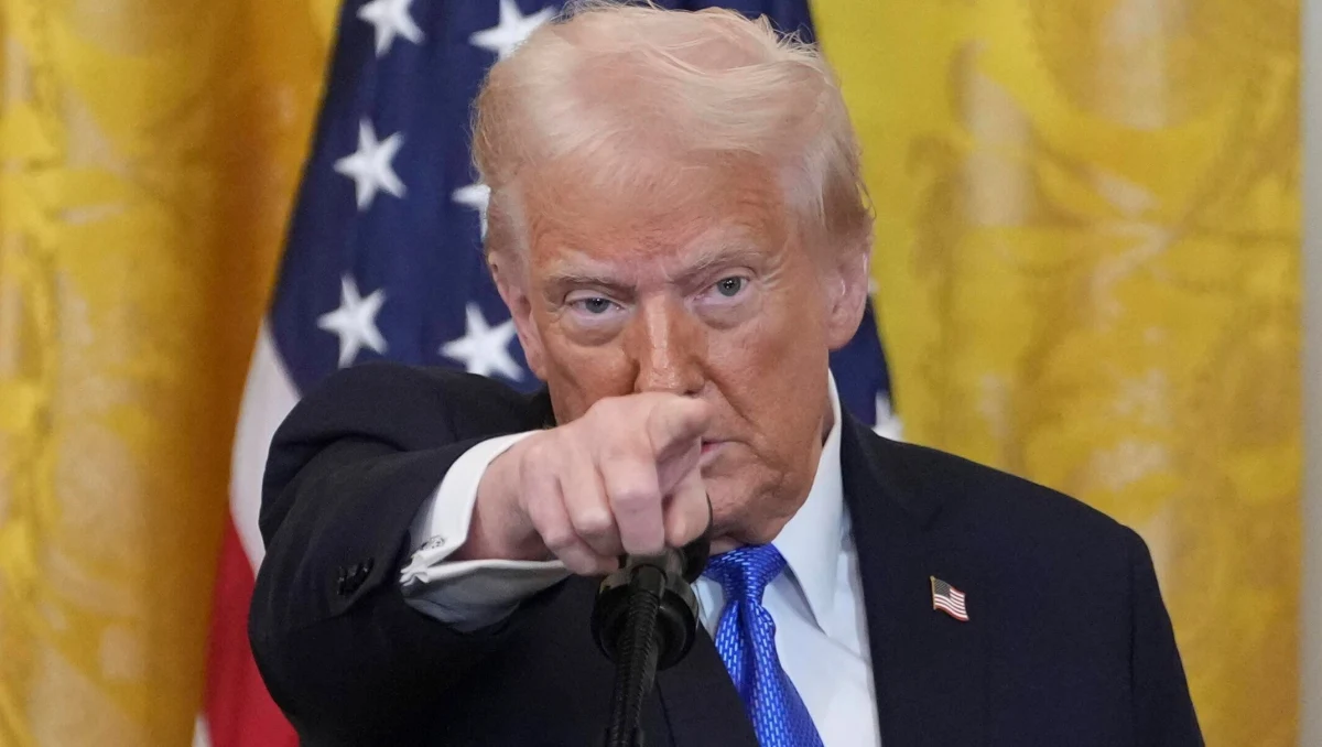 Wprowadzenie 25-procentowego cła na zagraniczną stal i aluminium zapowiedział prezydent USA Donald Trump. Ma to obowiązywać od dziś i - choć jeszcze nie zostało oficjalnie wprowadzone - już wywołało reakcje w świecie. Gdy w Brukseli była godzina 10, w Waszyngtonie zegary wskazywały 4 nad ranem, a w Seulu - godzinę 18. Ta ostatnia stolica była pierwszym miejscem, gdzie odbyło się spotkanie przedstawicieli rządu w sprawie ceł.