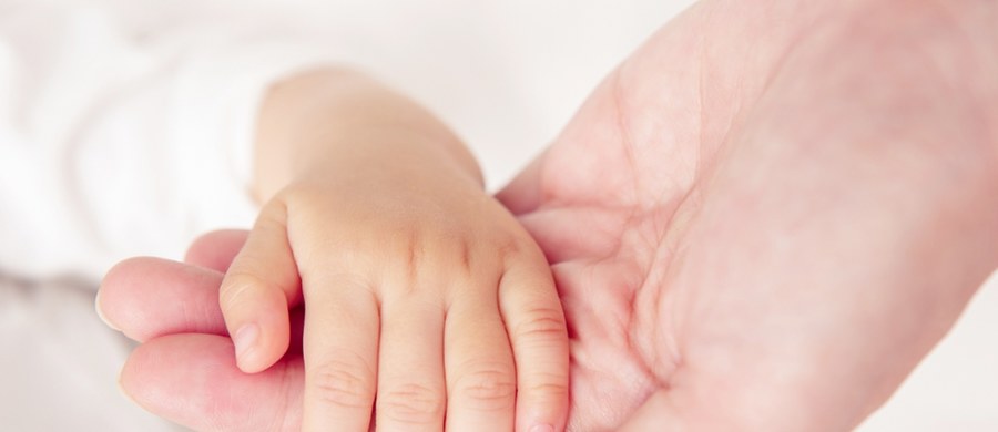 33-latka z Warmińsko-Mazurskiego w nocy z soboty na niedzielę zostawiła trzylatkę bez opieki i wybrała się na imprezę. Płacz dziewczynki w środku nocy usłyszała sąsiadka. Strażacy musieli siłą otworzyć drzwi.