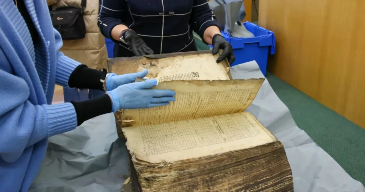 To jedne z pierwszych biblii po polsku. Odkryto je na strychu