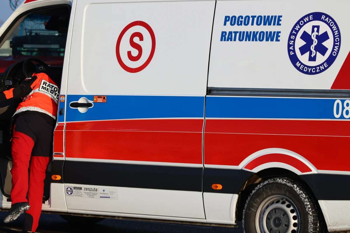Studniówka w Paniówkach (Śląskie) przybrała niespodziewany obrót, gdy 24-latek zaatakował udzielających mu pomocy ratowników medycznych. Mężczyzna, który zasłabł, był pod wpływem alkoholu i narkotyków.