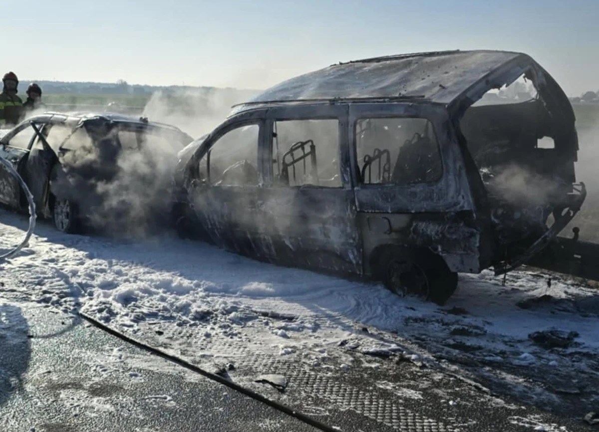 Groźny wypadek na S17 na trasie Kołbieł - Lipówki (Mazowieckie). Zderzyły się tam cztery auta, dwa z nich spłonęły. Ludzie, którzy pomagali przy wypadku, zostali potrąceni przez inne samochody. 