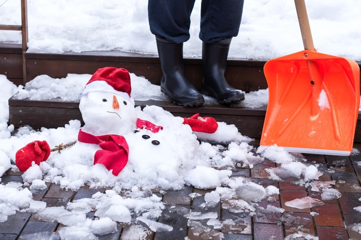 Najbliższe dni to mróz, nawet dwucyfrowy - prognozował na antenie Radia RMF24 Michał Kowalczuk, dyżurny synoptyk Instytutu Meteorologii i Gospodarki Wodnej. Jak dodał ekspert, "nie widzę na horyzoncie takiej zmiany, żeby temperatura podskoczyła". Jego zdaniem, mroźne noce utrzymają się przez następne tygodnie i pojawią się jeszcze opady śniegu.