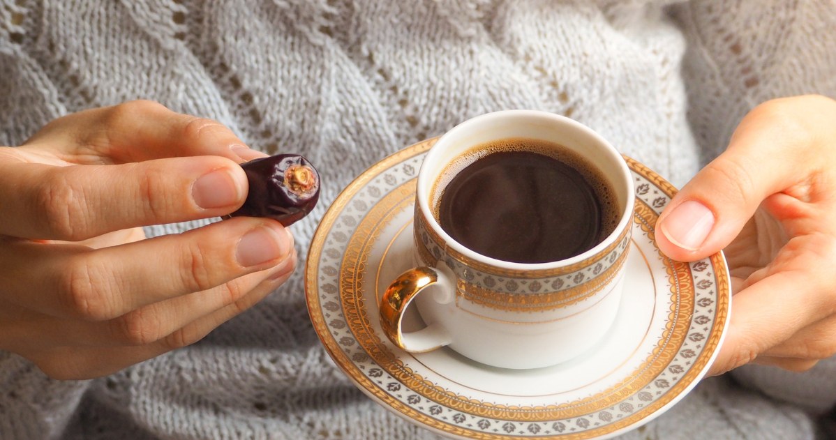 Bez kofeiny, za to z potasem i witaminami. Dlaczego warto pić kawę daktylową?