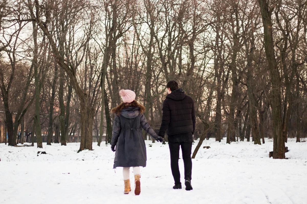 Walentynki 2025 już w piątek. To dobra okazja, aby zastanowić się na tym, czym w ogóle jest miłość. Czy w zdefiniowaniu tego uczucia może pomóc biologia? "Ptaki urzekają swoimi rytuałami miłosnymi, wiernością niektórych gatunków, a być może to ich zwyczaje zapoczątkowały walentynkowe tradycje. Ale choć ptaki są fascynujące, bliższe nam są ssaki - wszak nimi jesteśmy. To właśnie w ich świecie powinniśmy szukać odpowiedzi na pytanie, czym jest miłość w swojej najbardziej podstawowej formie" - uważa prof. Piotr Tryjanowski z Uniwersytetu Przyrodniczego w Poznaniu.