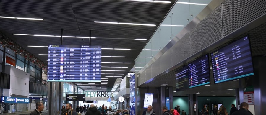 Krakowskie lotnisko ubiegły rok zakończyło rekordowym wynikiem - 11,1 milionów pasażerów. Władze Kraków Airport prognozują, że w tym roku podróżnych będzie jeszcze więcej - 12 milionów. I zapowiadają inwestycje, które pomogą portowi sprostać rosnącemu ruchowi, m.in. budowę nowej drogi startowej i rozbudowę terminala pasażerskiego o przepustowości 19 mln pasażerów.