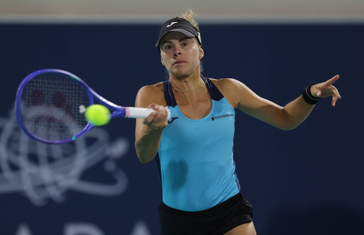 Magda Linette pokonała Rosjankę Weronikę Kudiermietową 3:6, 6:0, 6:4 w pierwszej rundzie tenisowego turnieju WTA 1000 na kortach twardych w Dosze. W kolejnej rundzie dojdzie do polskiego starcia - poznanianka zmierzy się z Magdaleną Fręch.