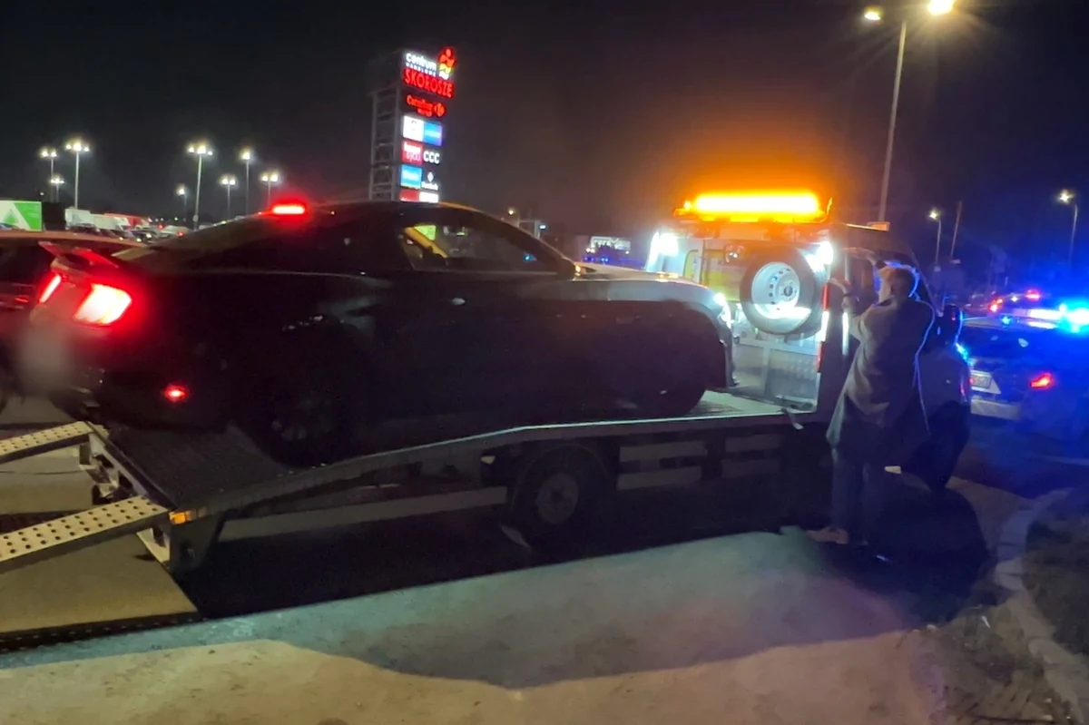 Uczestnicy nielegalnych wyścigów spotkali się w sobotnią noc w Warszawie przy jednym z centrów handlowych. Na miejsce przyjechali też policjanci, którzy skontrolowali ponad 800 samochodów uczestniczących w zlocie i wystawili prawie 340 mandatów na łączną kwotę ponad 120 tys. zł.