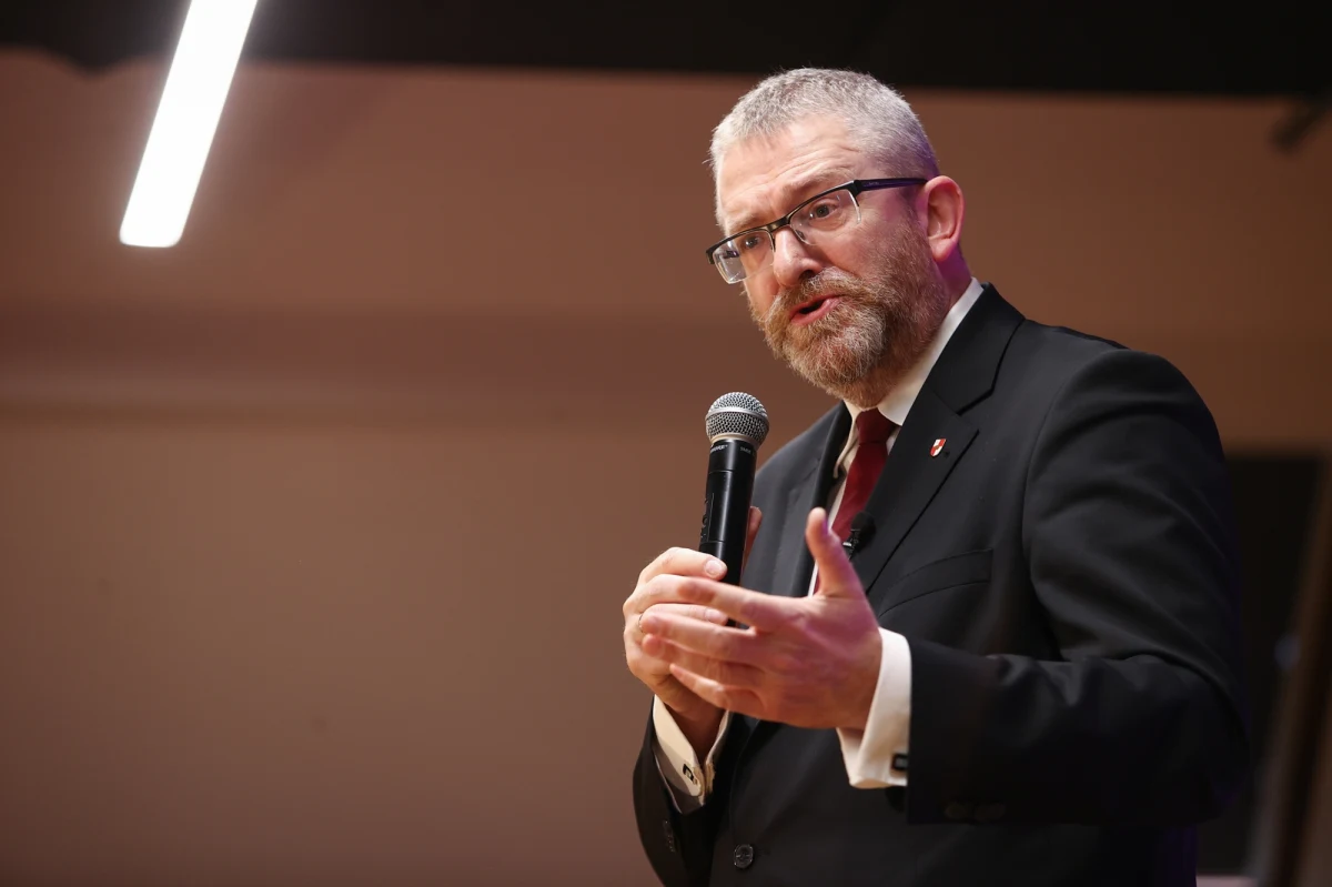 Grzegorz Braun utraci dietę europosła za okres 2 dni i na taki sam czas zostanie wyłączony z obrad Parlamentu Europejskiego. To kara za jego wypowiedź w trakcie debaty o osobach LGBTQI. PE nałoży też na niego karę za zakłócenie minuty ciszy w trakcie upamiętnienia ofiar Holokaustu.