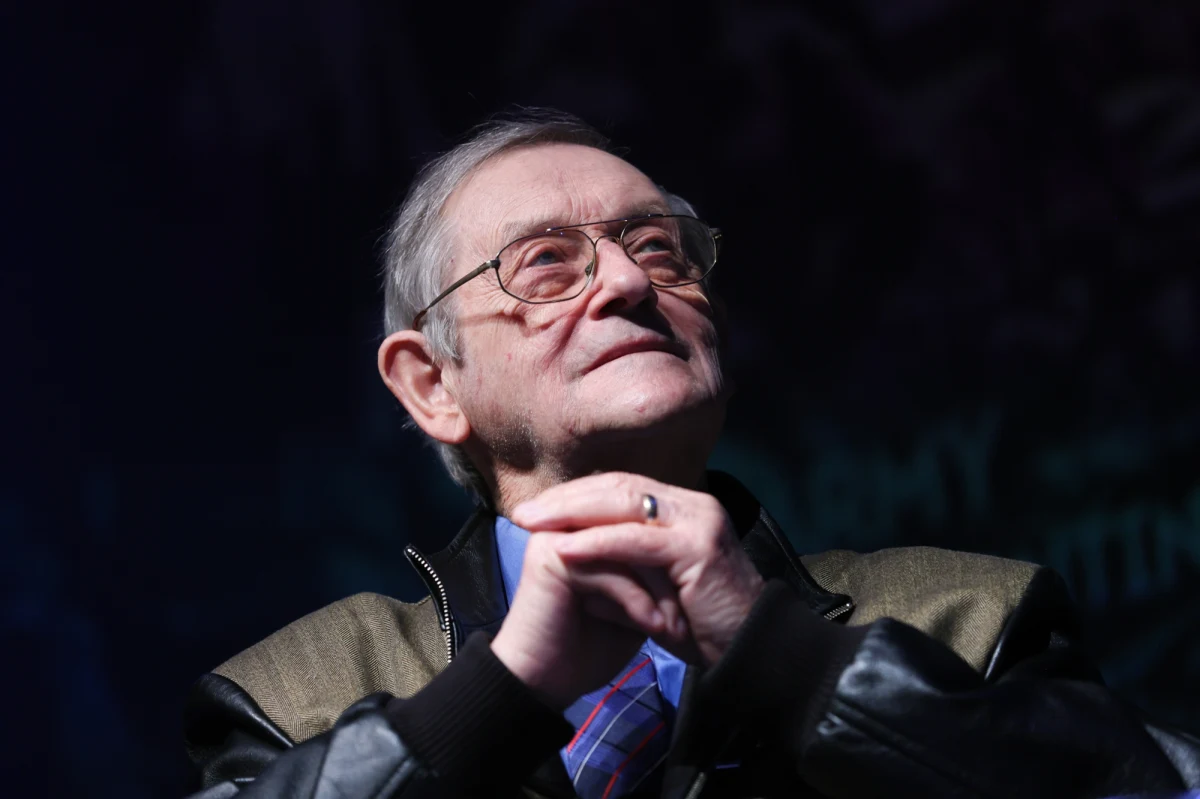 Honorowe Obywatelstwo Miasta Gdyni zostało uroczyście nadane jednemu z najbardziej cenionych znawców historii Polski, prof. Normanowi Daviesowi. Historyka nie było podczas poniedziałkowej uroczystości, ale w filmie wideo podkreślił, że dołączenie do tego grona jest dla niego wielkim zaszczytem.