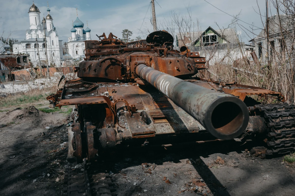 Rosja w trakcie pełnoskalowej inwazji na Ukrainę w szaleńczym tempie trwoni zapasy postsowieckiego sprzętu wojskowego. Według analiz niezależnych ośrodków, możemy mówić o utracie przez Moskwę połowy maszyn, które magazynowane były w okresie zimnej wojny na wypadek globalnego konfliktu z Zachodem. Rosjanie dostosowali jednak taktykę wojenną do braków. Prognozy długoterminowe nie są dla nich zbyt optymistyczne. O wszystkim zadecyduje jednak polityka.