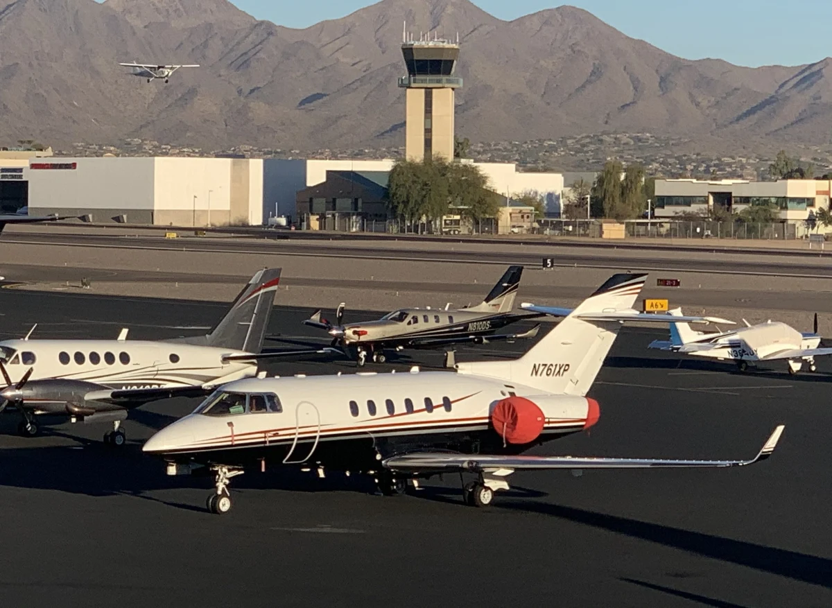 Co najmniej jedna osoba zginęła, a cztery zostały ranne w zderzeniu dwóch samolotów na pasie startowym lotniska Scottsdale w Arizonie w Stanach Zjednoczonych. W USA trwa wzmożona kontrola bezpieczeństwa lotniczego po serii ostatnich trzech katastrof.