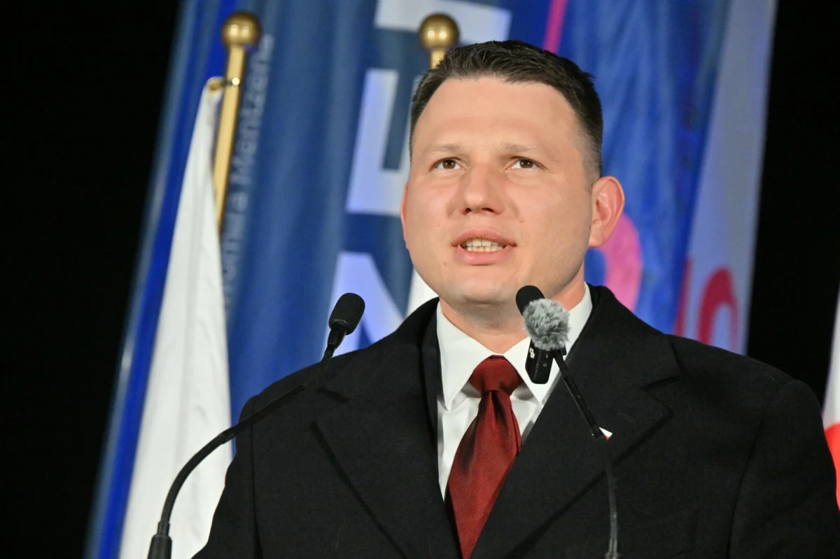 Liderem wyścigu prezydenckiego pozostaje Rafał Trzaskowski z wynikiem 36,7 proc. poparcia. Umacnia się Karol Nawrocki - swój głos oddałoby na niego 25,3 proc. respondentów - wynika z najnowszego sondażu United Surveys dla Wirtualnej Polski. Według badania wzrost odnotował Sławomir Mentzen. Chce na niego zagłosować 9,8 proc. respondentów. Z kolei z najnowszego sondażu Instytutu Badań Pollster dla "Super Expressu" wynika, że Rafała Trzaskowskiego popiera 35 proc. badanych, a Karola Nawrockiego 25 procent. W tym sondażu Sławomir Mentzen cieszy się dużo większą popularnością - swój głos oddałoby na niego 16 proc. badanych. 