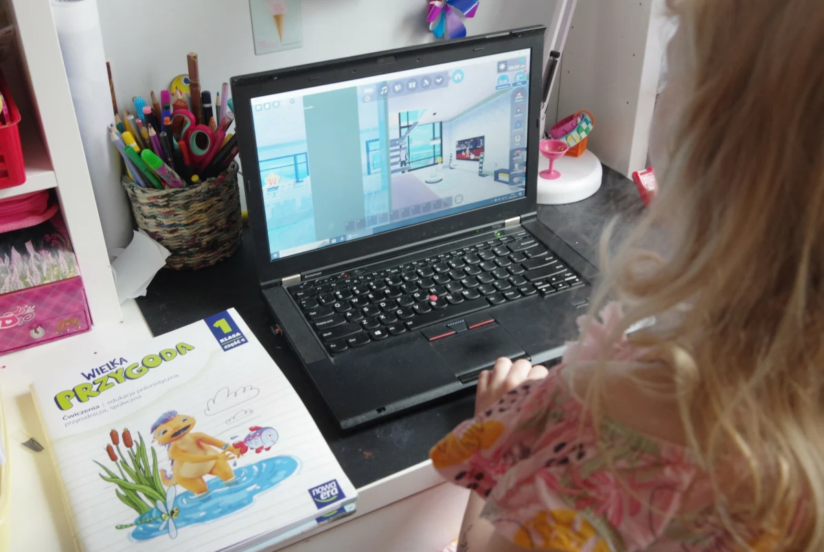 Będą zmiany w programie "Cyfrowy uczeń". Jak pisze "Rzeczpospolita", wiosną Ministerstwo Cyfryzacji ma ogłosić przetarg na zakup setek tysięcy laptopów i tabletów. Program PiS będzie jednak zmodyfikowany. Sprzęt trafi do szkół, a nie na własność ucznia. Pierwszeństwo mają biedniejsze regiony i szkoły gorzej wyposażone.