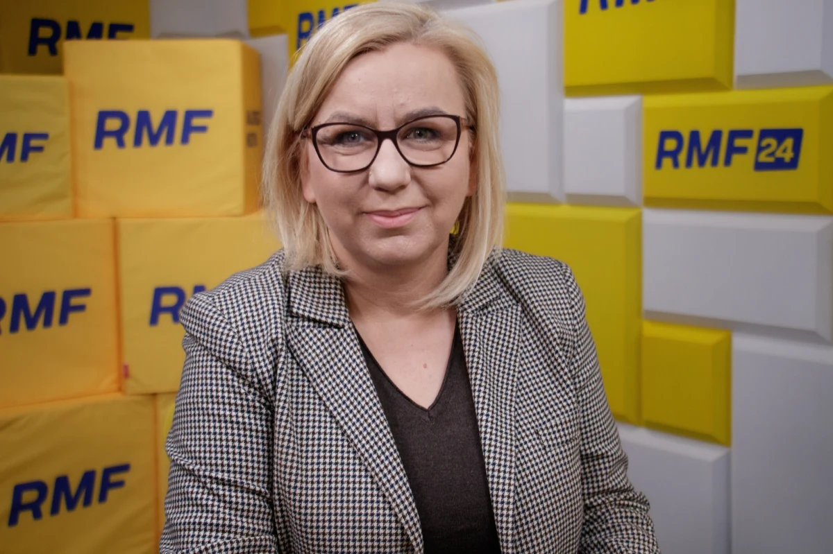 "W kwietniu zobaczymy, jakie taryfy naliczą spółki. Ponieważ ceny na rynku hurtowym w zeszłym roku spadły, to zobaczymy, jakie będą wnioski taryfowe" – odpowiedziała minister klimatu i środowiska Paulina Hennig-Kloska na pytanie o to, do kiedy będą mrożone ceny energii w Polsce. Szefowa resortu była gościem Tomasza Terlikowskiego w Porannej rozmowie w RMF FM. Jak zaznaczyła, ustawa ws. tych cen obowiązuje do trzeciego kwartału. "Moim zdaniem nie zejdziemy taryfami do cen mrożonych, więc ta interwencja będzie potrzebna i tu będę dalej rozmawiać z ministrem finansów" – wyjaśniła.