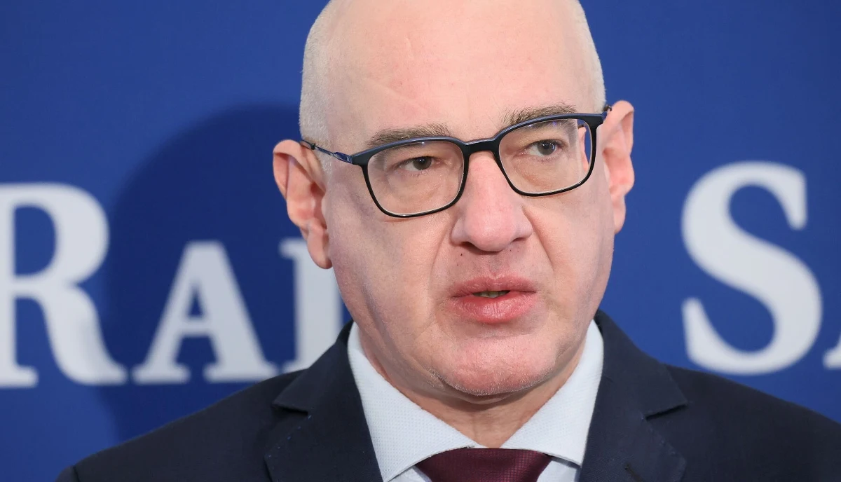 Prokurator Michał Ostrowski został zawieszony na sześć miesięcy w pełnieniu obowiązków - potwierdził dziennikarzowi RMF FM Tomaszowi Skoremu rzecznik Prokuratora Krajowego. Ostrowski jest zastępcą prokuratora generalnego, który podjął śledztwo ws. możliwości zamachu stanu. Poinformował o tym w ubiegłym tygodniu prezes Trybunału Konstytucyjnego Bogdan Święczkowski. Zgłoszone do niego zawiadomienie nie zostało poprawnie zarejestrowane, a formalnie trafiło do prokuratury dopiero wczoraj.