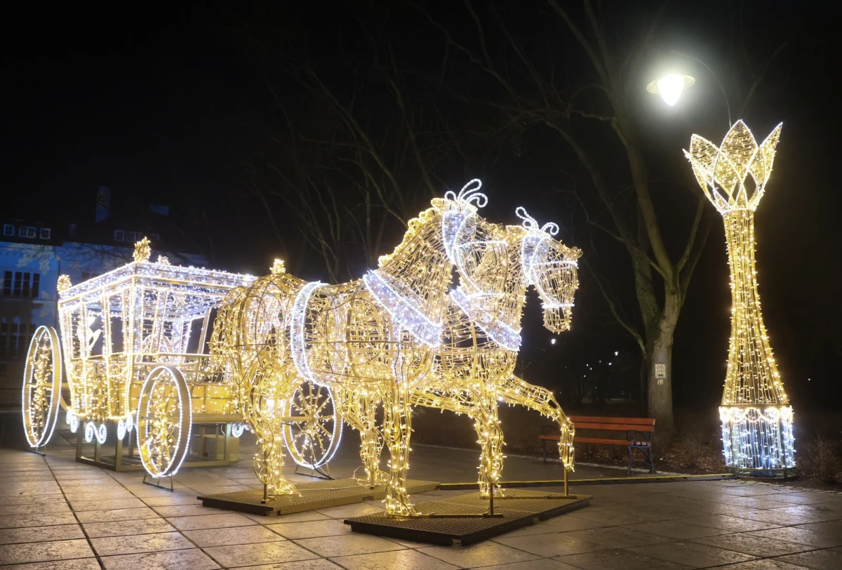 17 lutego rozpocznie się demontaż iluminacji świątecznej w Warszawie. W związku z tym najbliższy weekend będzie ostatnią możliwością, by ją zobaczyć. 