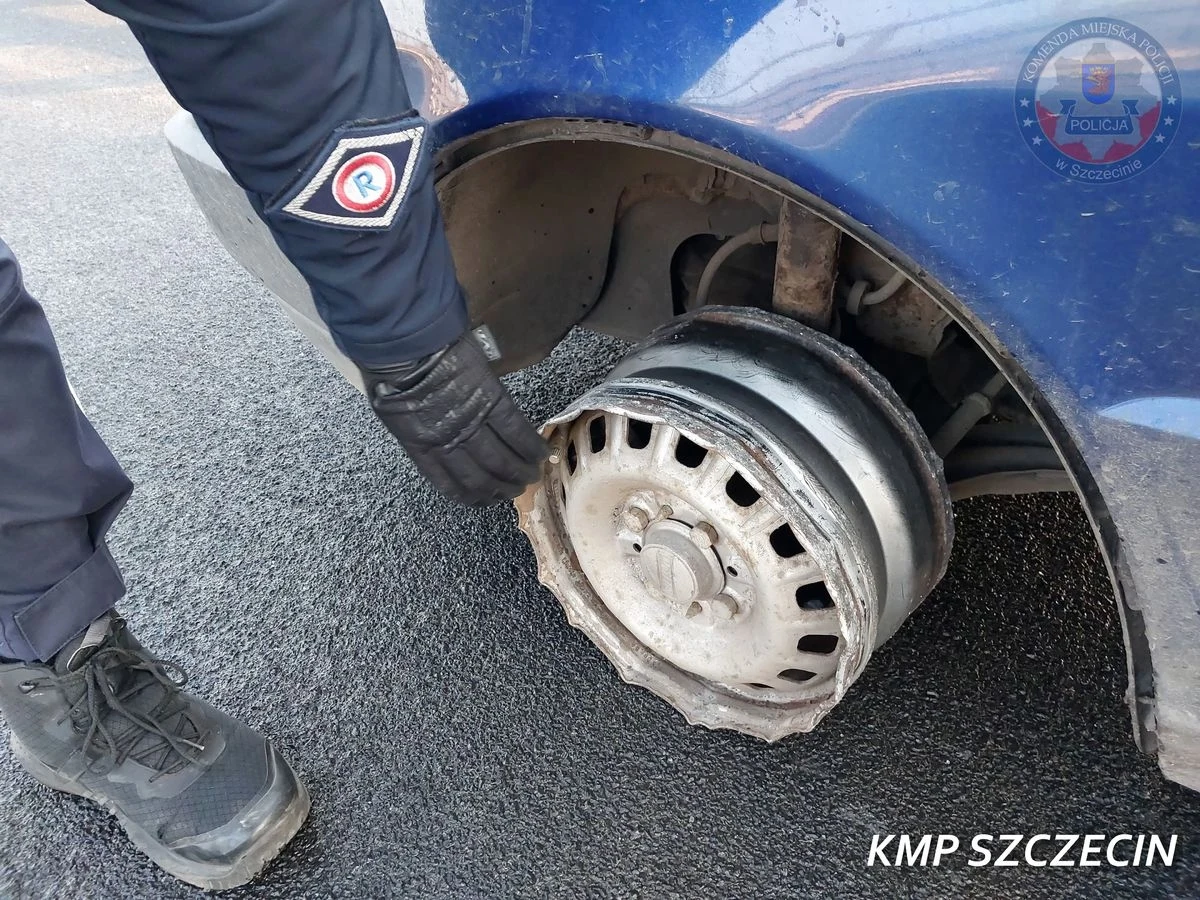 Ten widok zdumiał nawet policjantów. Kierowca fiata uno jechał na samej feldze, a  kiedy został zatrzymany do kontroli, próbował przekonać funkcjonariuszy, że ma w woreczku proszek do prania, a nie narkotyki.     