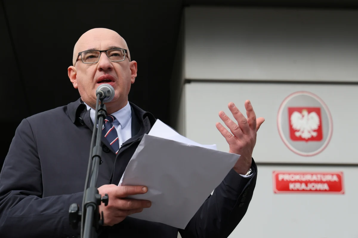 Jest śledztwo ws. prokuratora Michała Ostrowskiego. Jak poinformowała Prokuratura Krajowa, zostało wszczęte na podstawie zawiadomienia Prokuratury Generalnej o podejrzeniu przekroczenia uprawnień przez Ostrowskiego. Rano zastępca prokuratora generalnego został zawieszony na sześć miesięcy w pełnieniu obowiązków.