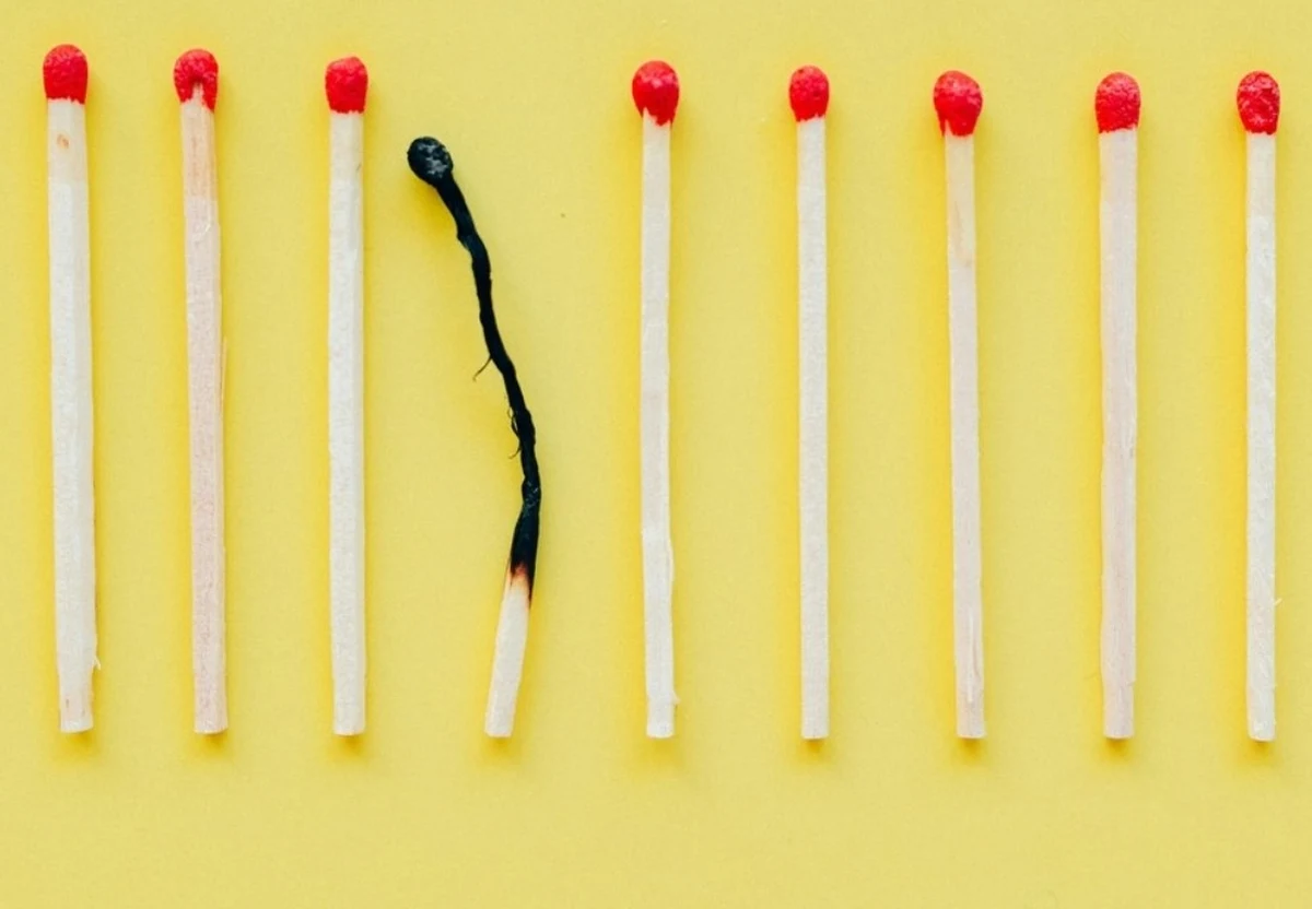 Wypalenie zawodowe to jedno z największych wyzwań współczesnego rynku pracy. Intensywne tempo życia, presja wyników, oczekiwania przełożonych i konieczność balansowania między pracą a życiem prywatnym mogą prowadzić do długotrwałego stresu, który skutkuje emocjonalnym i fizycznym wyczerpaniem.